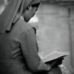 suora in meditazione