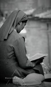 suora in meditazione