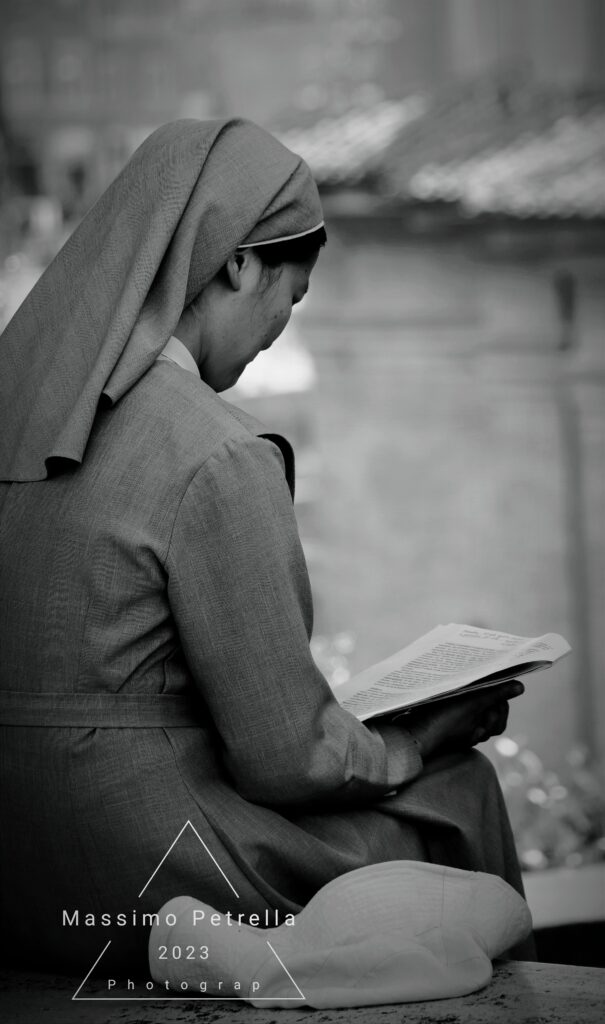 suora in meditazione